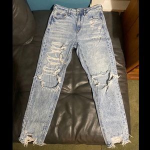 American Eagle Ripped Lightwash Mom Jeans -Size 4